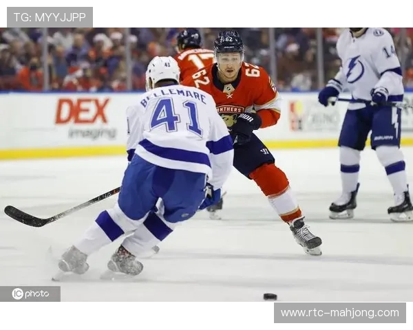 NHL体育场系列户外赛在佛罗里达举行，64000名球迷现场观赛